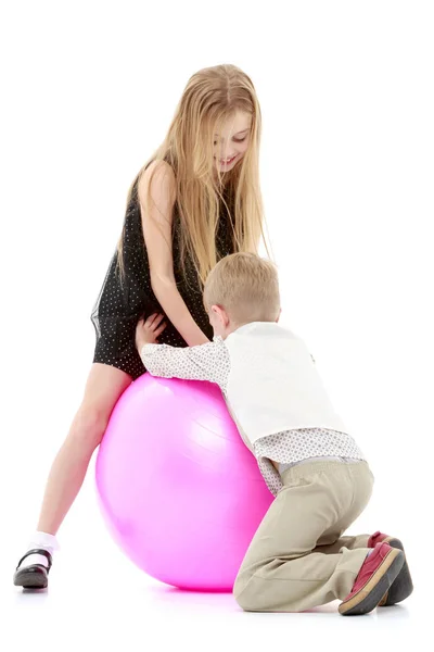 Toddler boy and girl playing with ball. — Stock Photo, Image