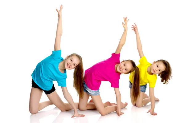 女子体操選手のグループ演習を行う. — ストック写真