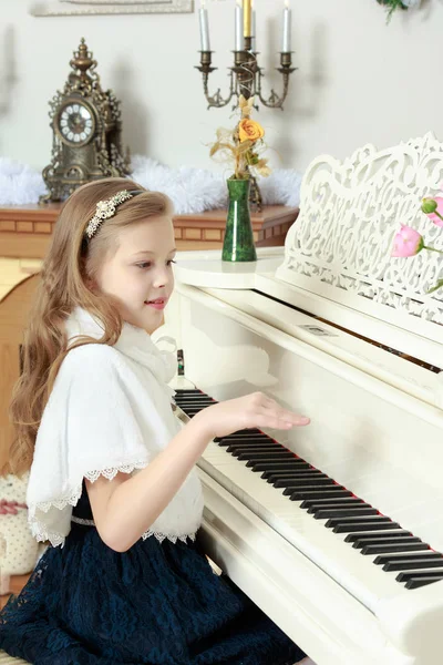 Dziewczyna naciśnie klawisze fortepianu. — Zdjęcie stockowe