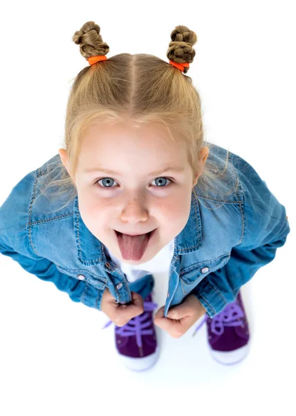 Маленька дівчинка показує язик . — стокове фото
