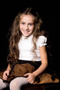 Siyah arka planda küçük bir kız