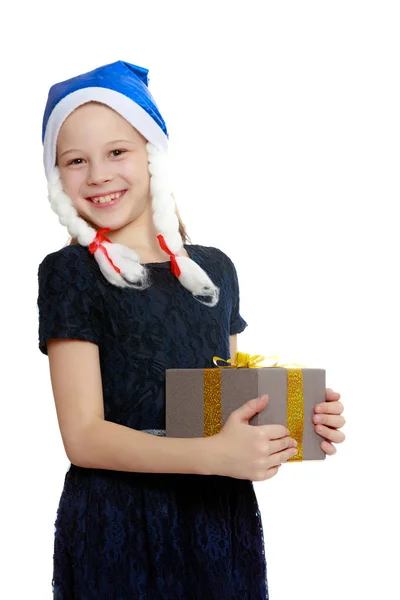 Ładna dziewczynka z prezentem w dłoni. — Zdjęcie stockowe