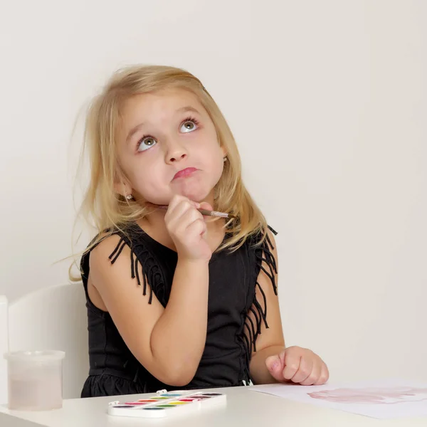 Het kleine meisje denkt. — Stockfoto