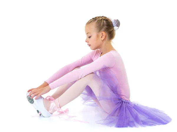 Kleines Mädchen trägt Ballettschuhe. — Stockfoto