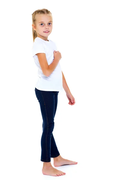 Klein meisje in een wit t-shirt. — Stockfoto