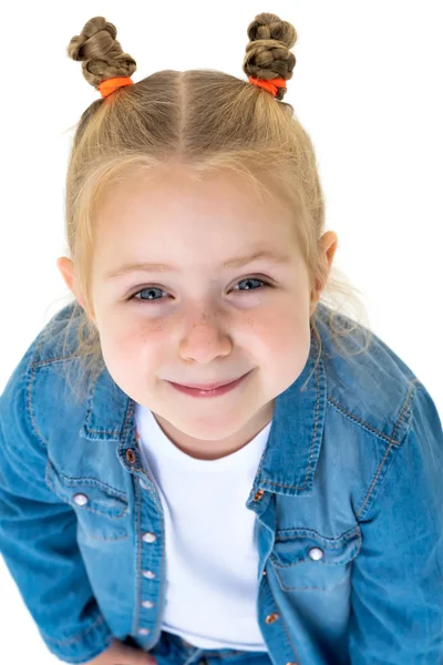 La bambina alza lo sguardo . — Foto Stock