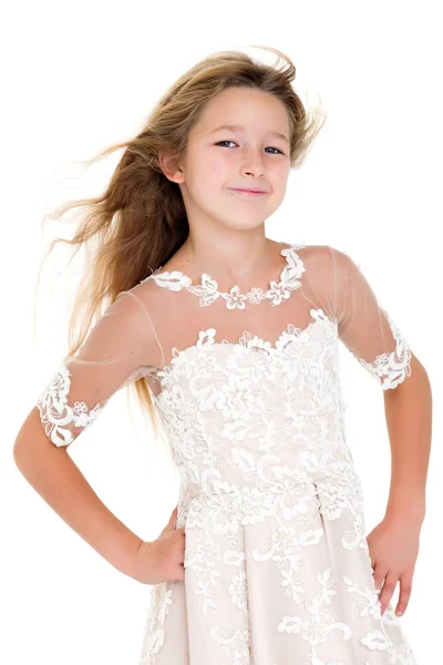 Menina em um vestido que se desenvolve no vento . — Fotografia de Stock