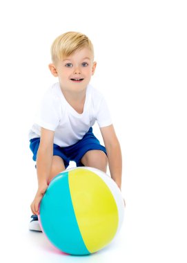 Küçük bir çocuk ile bir top oynarken.