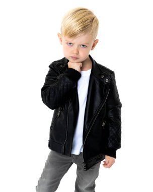 Üzgün küçük çocuk.