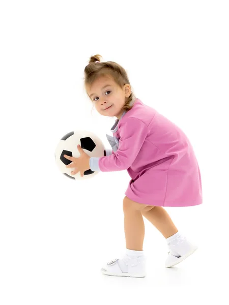 Kleines Mädchen mit einem Fußball. — Stockfoto