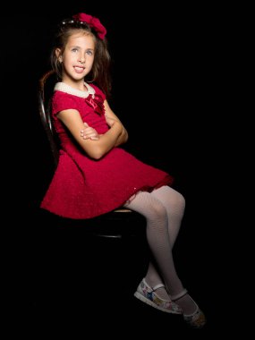 Siyah arka planda küçük bir kız