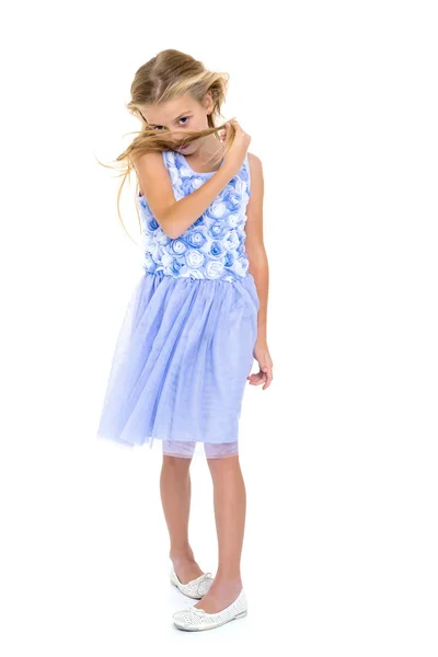 Klein meisje in een jurk die ontwikkeling in de wind. — Stockfoto