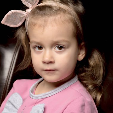 Siyah arka planda küçük bir kız