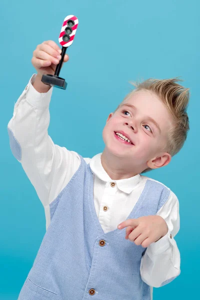 Маленький мальчик играет с игрушкой светофора . — стоковое фото