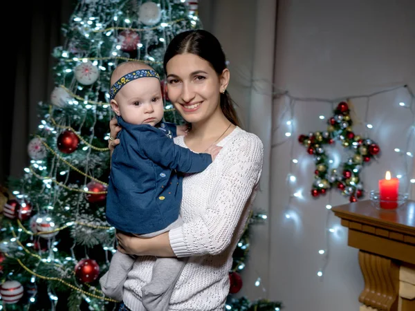 Anne ve küçük kızı Noel ağacında. — Stok fotoğraf