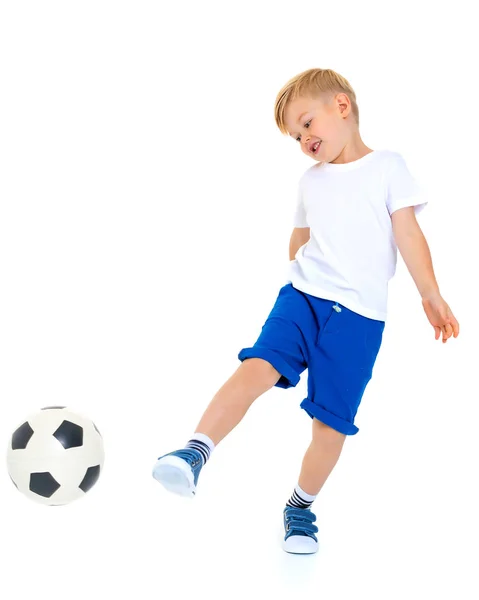 Petit garçon joue avec un ballon de foot . — Photo