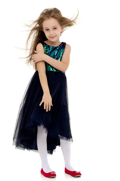 Portre Pozitif Şık Küçük Bir Kız Bir Yazlık Elbise Darbeler — Stok fotoğraf