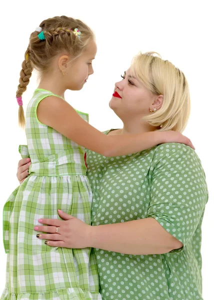 Matka a dcera malá jemně objímat — Stock fotografie