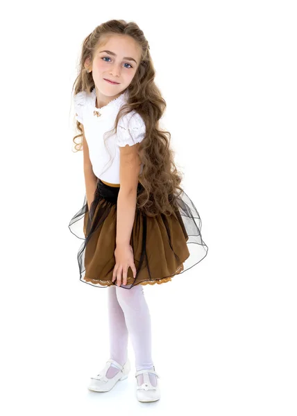 Mooi schoolmeisje met lang zijdezacht haar. — Stockfoto