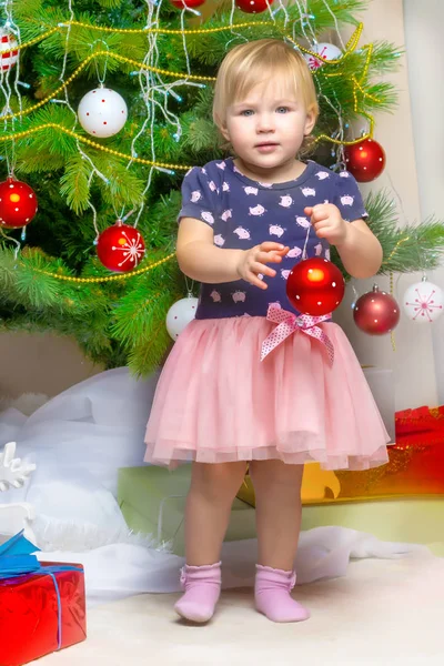 Das Mädchen am Weihnachtsbaum. — Stockfoto