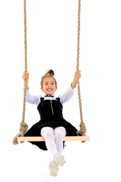 Menina balançando em um balanço — Fotografia de Stock