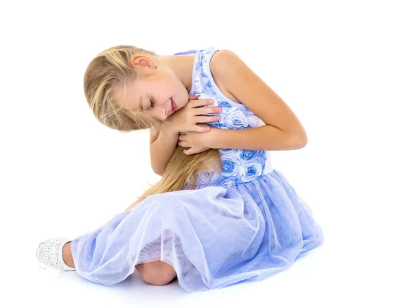 La niña está sentada en el suelo.. —  Fotos de Stock