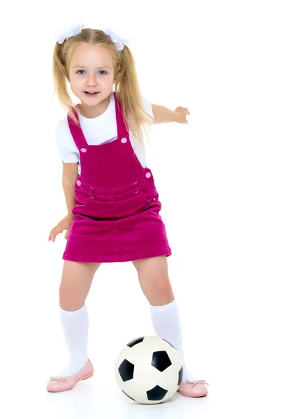 Bambina con un pallone da calcio . — Foto Stock