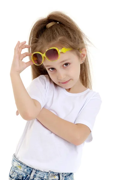 Güneş gözlüklü küçük kız.. — Stok fotoğraf