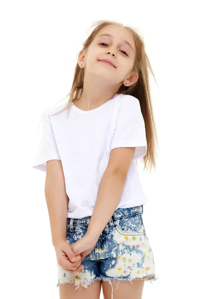 Niña emocional con una camiseta blanca limpia. —  Fotos de Stock