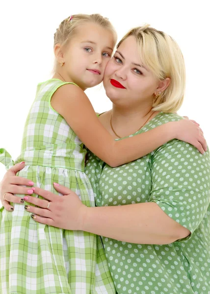 Matka a dcera malá jemně objímat — Stock fotografie