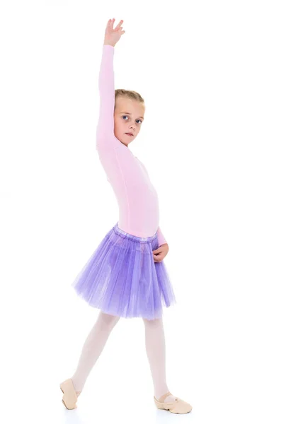 Pieni tyttö ballerina suorittaa tanssia . — kuvapankkivalokuva