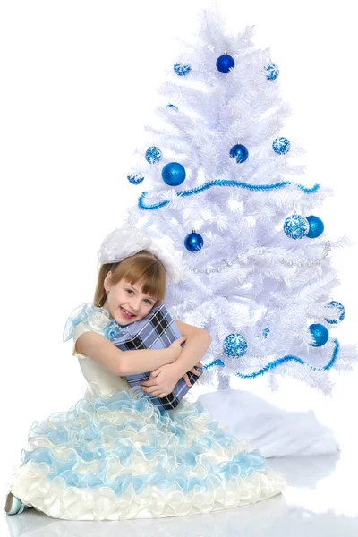 Bir hediye ile küçük kız — Stok fotoğraf