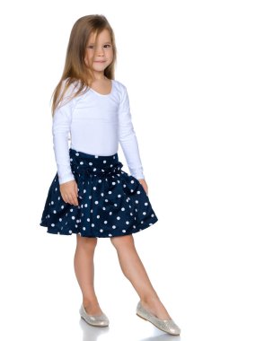 Küçük kız tam uzunlukta.