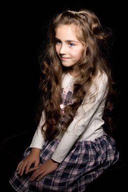 Siyah arka planda küçük bir kız