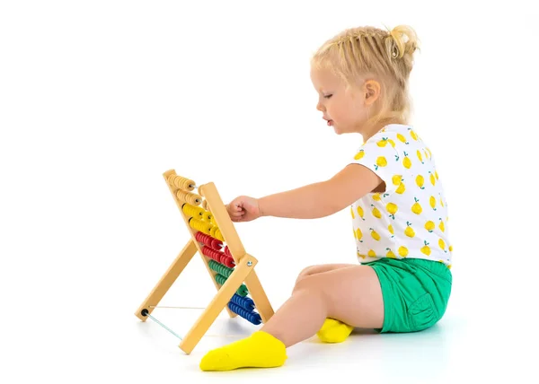 Dziewczyna liczy na abacus — Zdjęcie stockowe