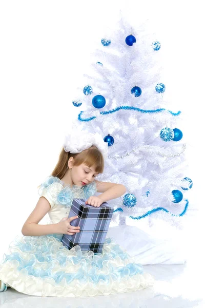 圣诞树旁的女孩. — 图库照片