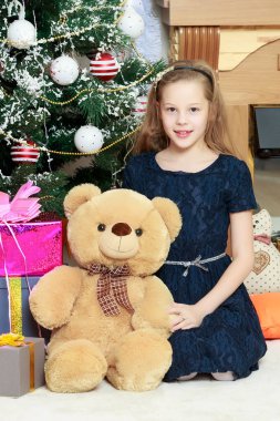 Kızlar İkizler hediyeler e Noel ağacı ile.