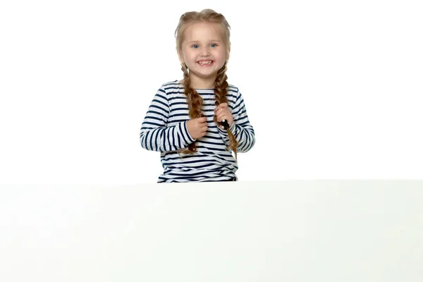 Mała dziewczynka patrzy zza pustego transparentu.. — Zdjęcie stockowe