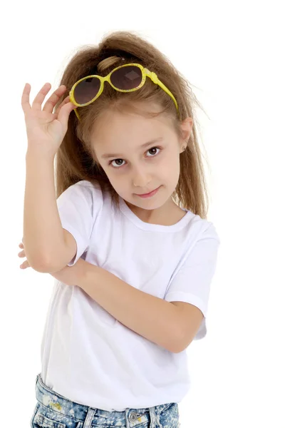 Petite fille en lunettes de soleil . — Photo