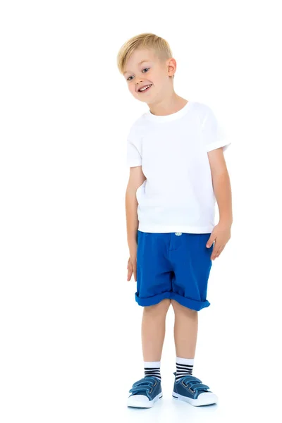 Эмоциональный маленький мальчик в чистой белой футболке . — стоковое фото
