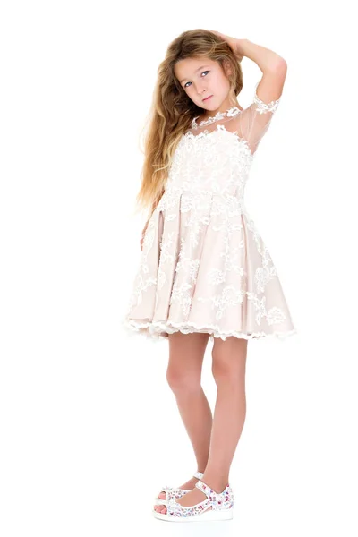 Klein meisje in een elegante jurk. — Stockfoto