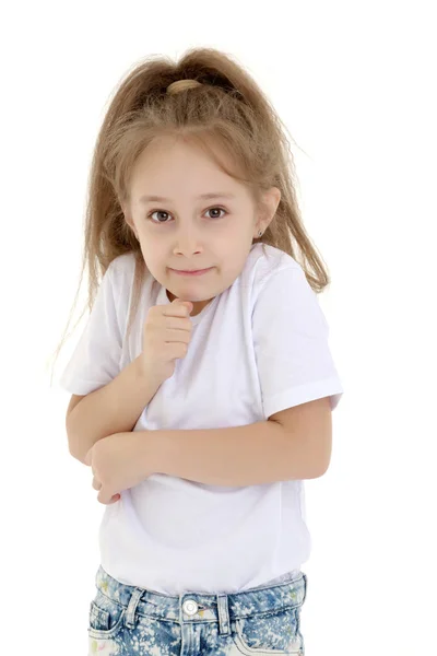 Emotioneel klein meisje in een schoon wit T-shirt. — Stockfoto