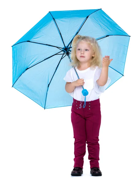 Kleines Mädchen unter einem Regenschirm. — Stockfoto