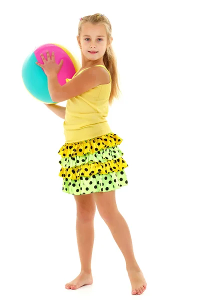 Petite fille joue avec une balle — Photo