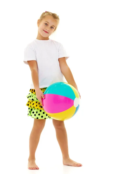 Menina está brincando com uma bola — Fotografia de Stock
