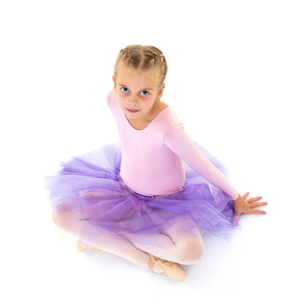 Kleines Mädchen Ballerina im Bild posiert auf dem Boden. — Stockfoto