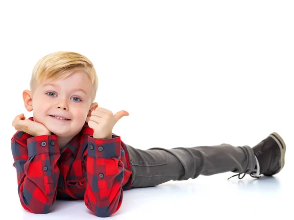 Ten chlapec ukazuje prstem na něco. — Stock fotografie