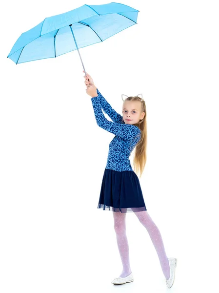 Kleines Mädchen unter einem Regenschirm. — Stockfoto