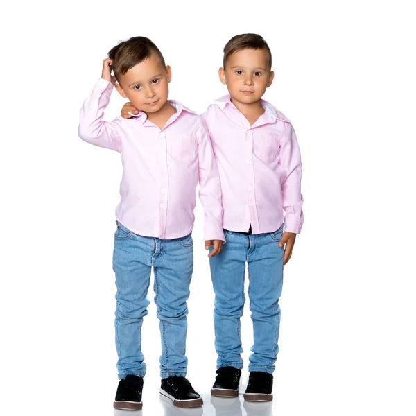 Dois meninos pequenos em pleno crescimento . — Fotografia de Stock