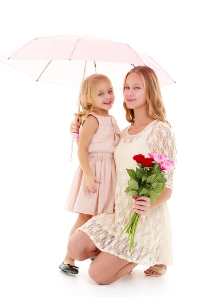 Zwei Mädchen stehen unter Regenschirmen. — Stockfoto